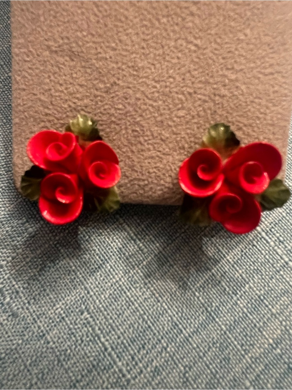 Cara China Staffordshire red roses clip on earrings and brooch pin - Picture 3 of 5